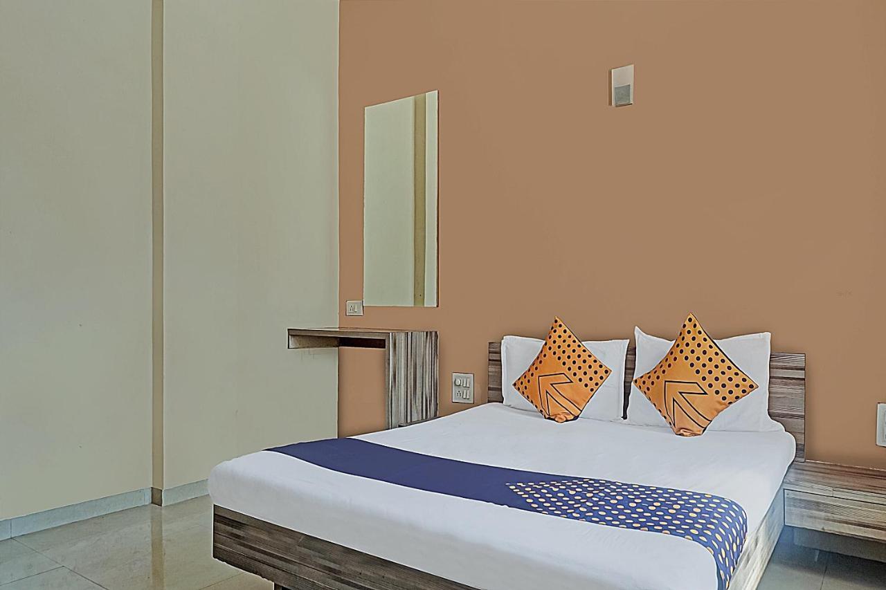 Oyo Flagship 75444 Hotel Kinara Lodging & Boarding Mangvadi Buitenkant foto
